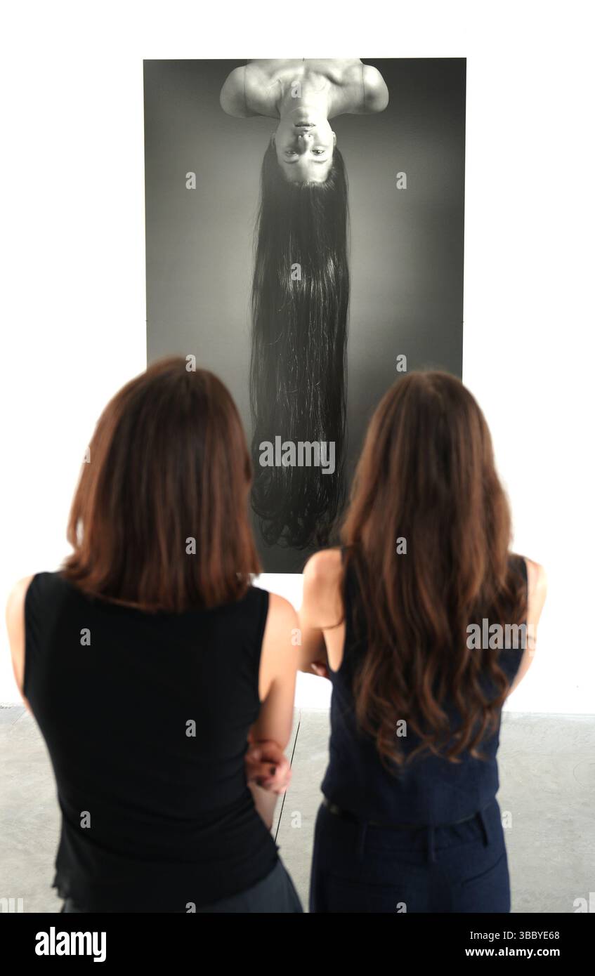 Shirin tabassumli sargishning erotik fotosurati