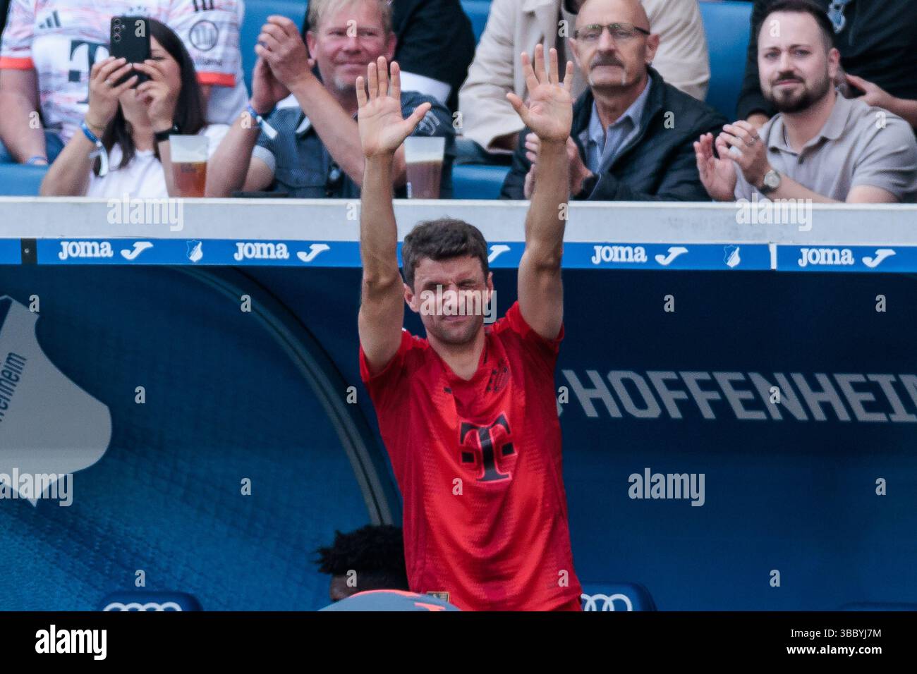 thomas-m-ller-fc-bayern-m-nchen-25-winkt-nach-seiner-auswechslung