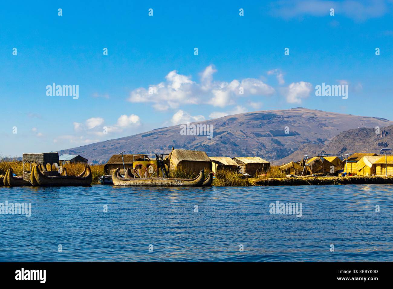 Floating houses made of totora and reeds on Lake Titicaca, Peru Stock ...