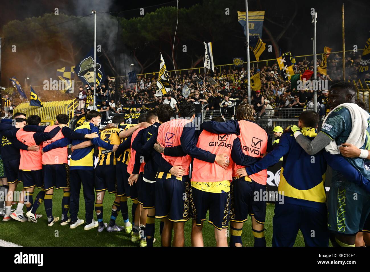 Castellamare di Stabia, Italy. 17th May, 2025. SS Juve Stabia players celebrate the victory in the Serie B match between SS Juve Stabia and Palermo FC at Stadio Romeo Menti, Castellammare di Stabia, Italy on May 17, 2025. Credit: Nicola Ianuale/Alamy Live News Stock Photo
