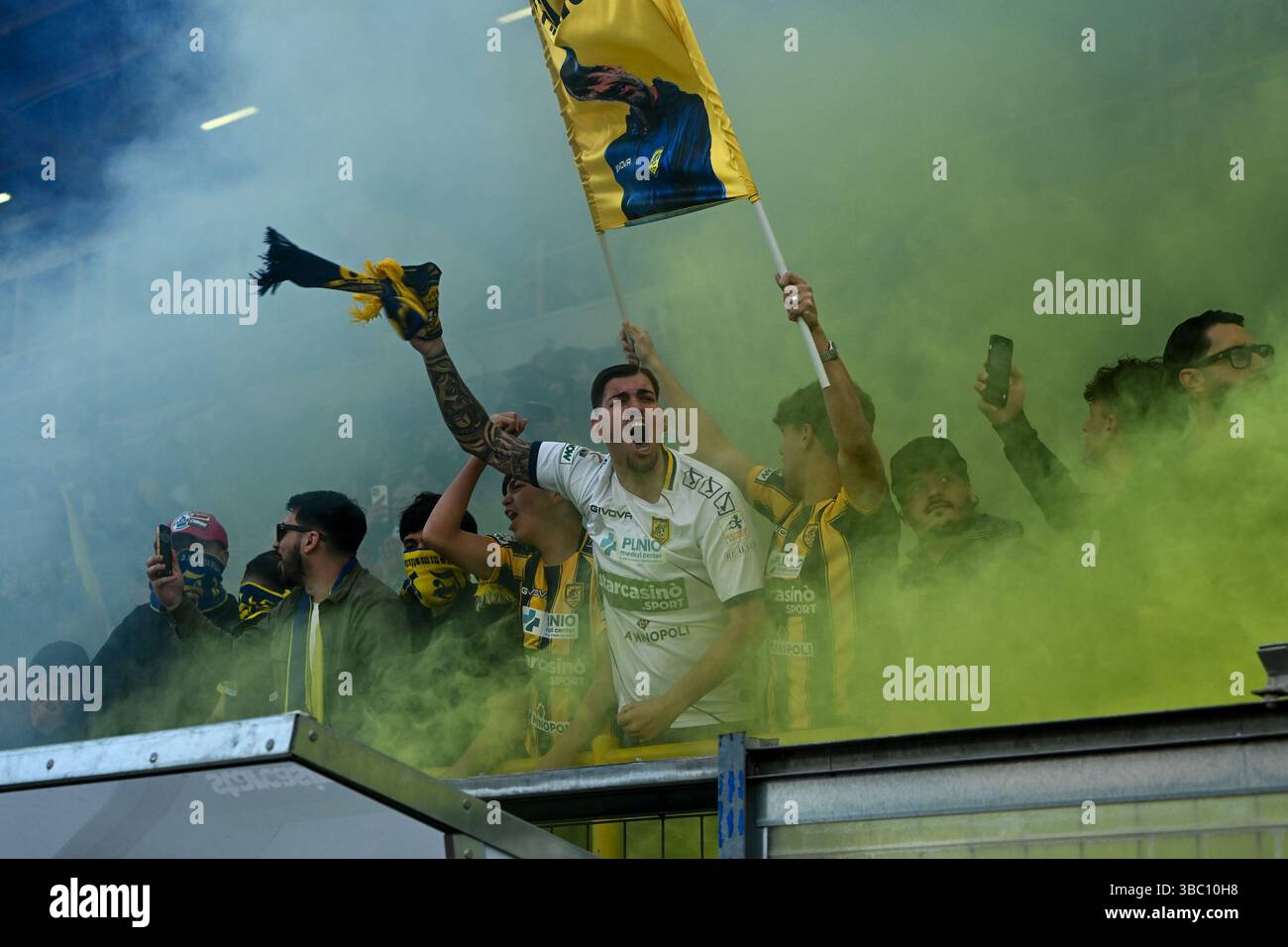 Castellamare di Stabia, Italy. 17th May, 2025. Supporters of SS Juve Stabia during the Serie B match between SS Juve Stabia and Palermo FC at Stadio Romeo Menti, Castellammare di Stabia, Italy on May 17, 2025. Credit: Nicola Ianuale/Alamy Live News Stock Photo