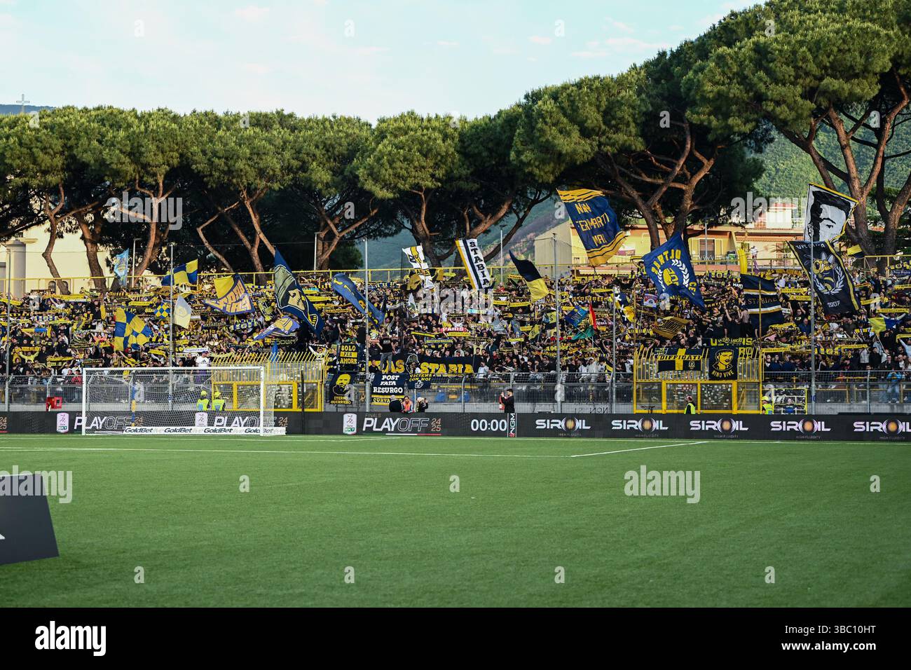 Castellamare di Stabia, Italy. 17th May, 2025. Supporters of SS Juve Stabia during the Serie B match between SS Juve Stabia and Palermo FC at Stadio Romeo Menti, Castellammare di Stabia, Italy on May 17, 2025. Credit: Nicola Ianuale/Alamy Live News Stock Photo