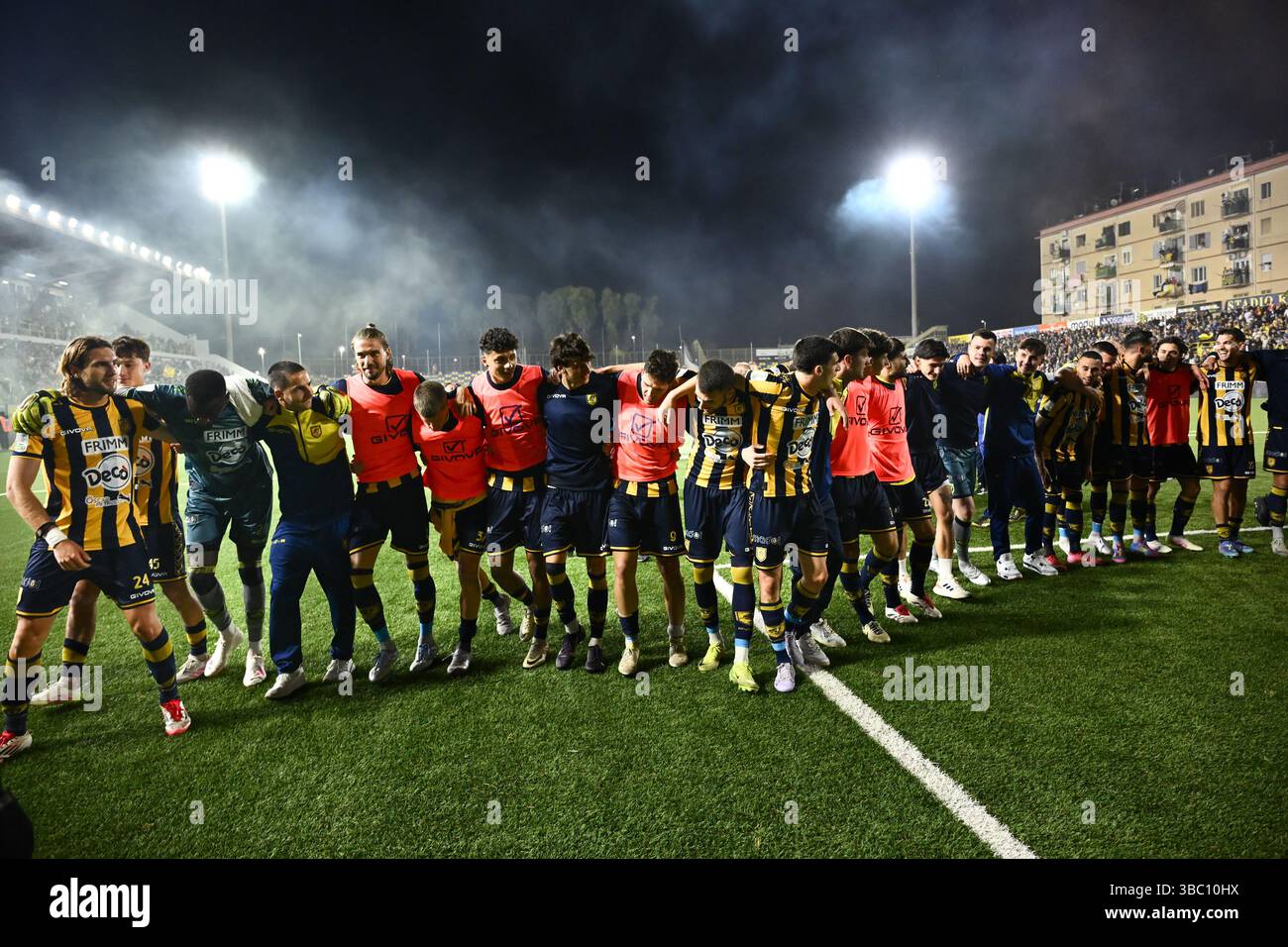 Castellamare di Stabia, Italy. 17th May, 2025. SS Juve Stabia players celebrate the victory in the Serie B match between SS Juve Stabia and Palermo FC at Stadio Romeo Menti, Castellammare di Stabia, Italy on May 17, 2025. Credit: Nicola Ianuale/Alamy Live News Stock Photo
