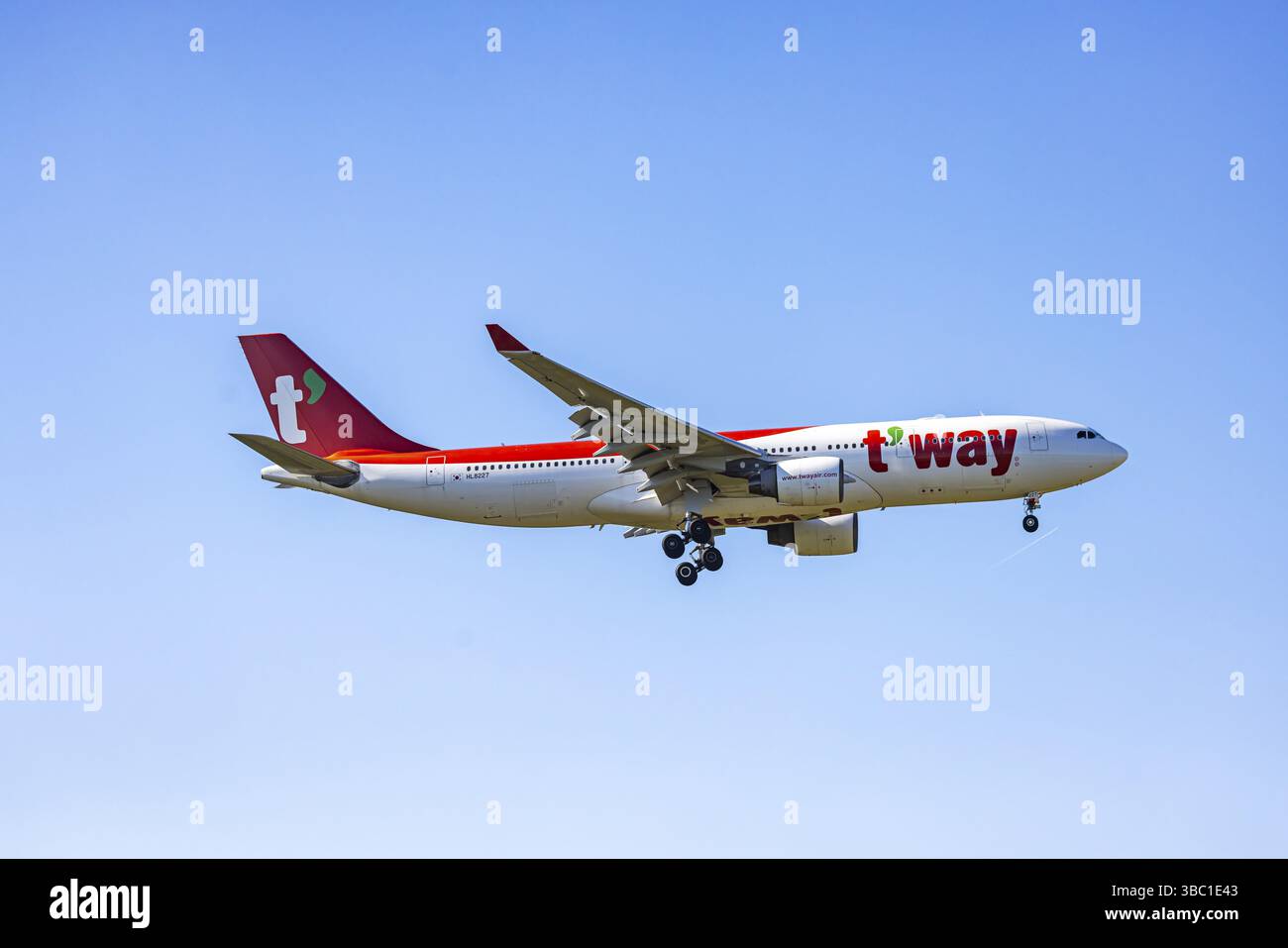 Fraport Airport in Frankfurt am Main. Aircraft on approach. Aircraft registration number: HL8227, T'Way, Air Airbus A330-200, Frankfurt am Main, Hesse Stock Photo
