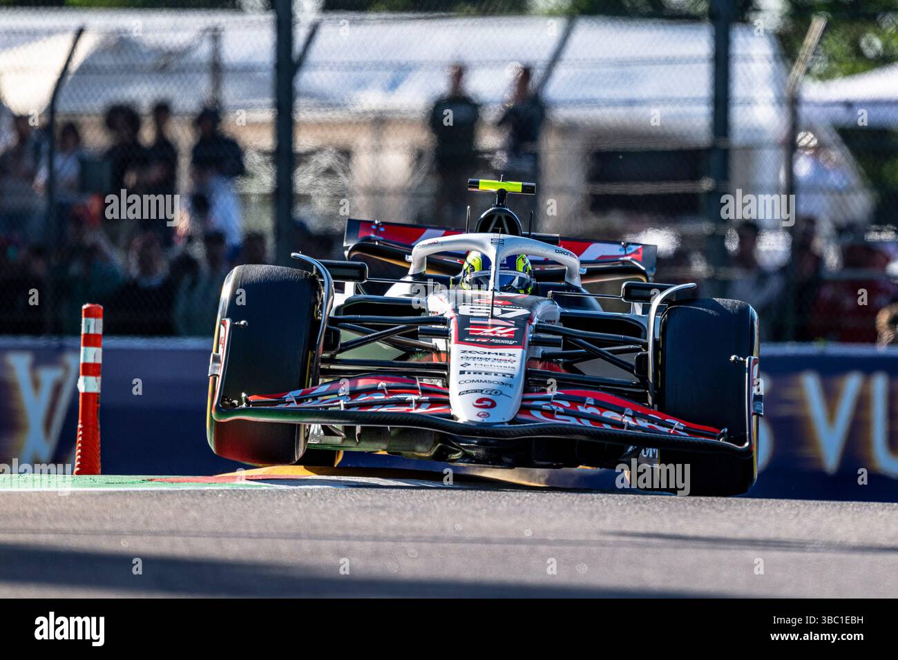 #87 Oliver Bearman (GBR) Moneygram Haas F1 (USA) Haas VF-25/Ferrari ...