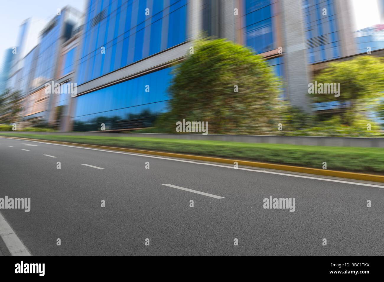 Empty urban road modern hi-res stock photography and images - Alamy