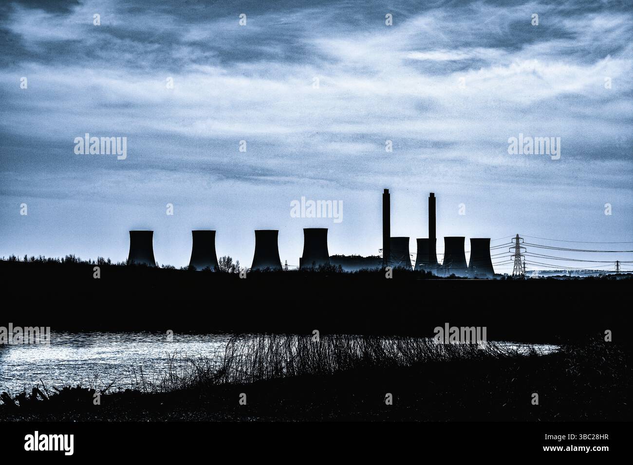 Power station cooling river trent hi-res stock photography and images ...