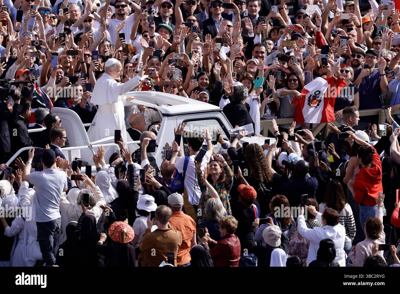 The Pope Rode Holy Mass for the Beginning of the Pontificate of Pope Leo XIV Holy ...