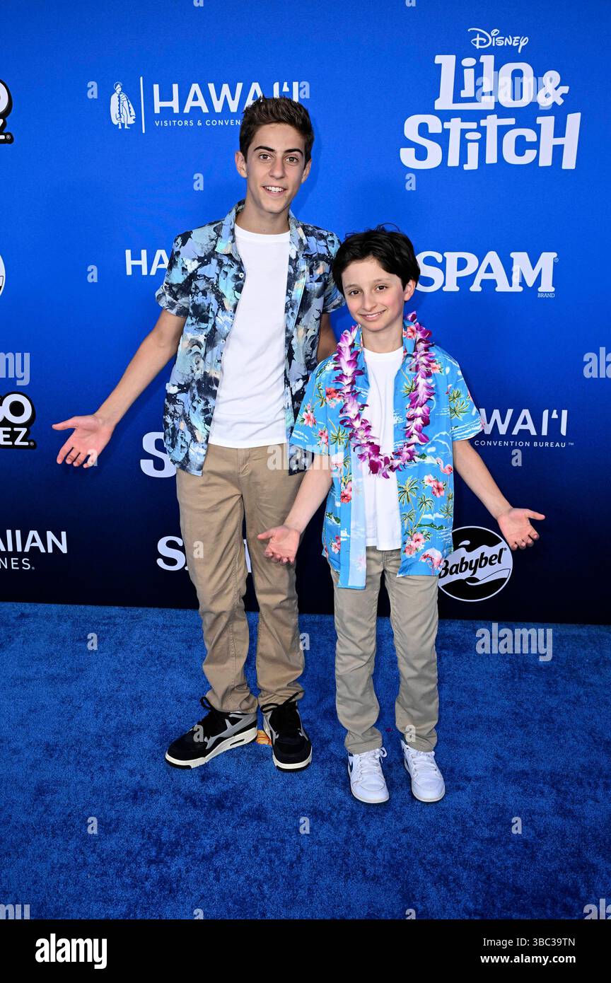 Max Matenko Short Less Alkaio Thiele und Max Matenko bei der Weltpremiere des Kinofilms Lilo ...