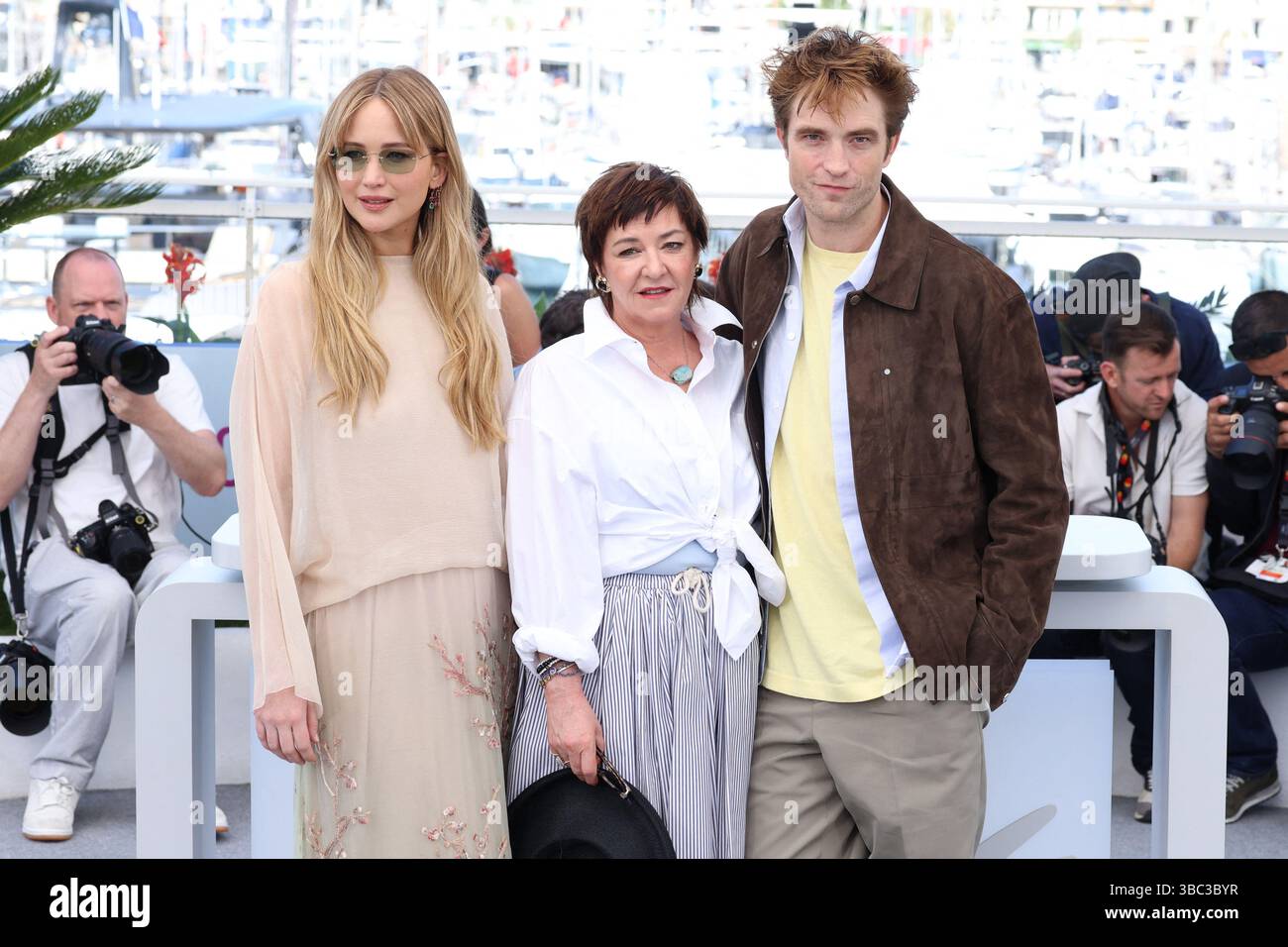 Jennifer Lawrence, Lynne Ramsay, Robert Pattinson posing during the Die ...