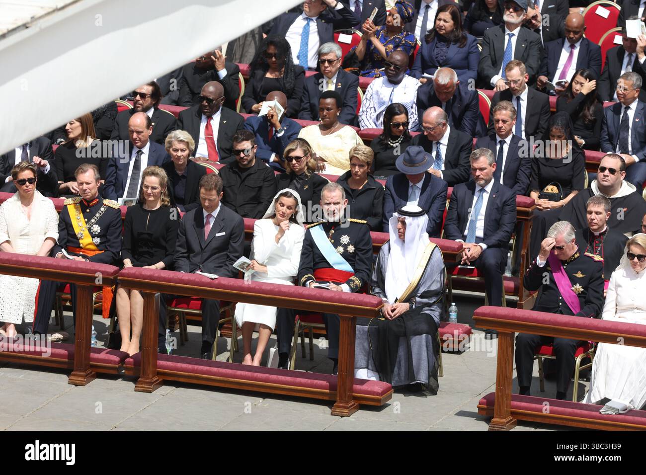 Rome, Italy. 18th May, 2025. Rome, Rite of Enthronement of Pope Leo XIV - installation ceremony and beginning of pontificate, In the photo: King Felipe and Queen Letizia of Spain, Heiko von der Leyen, Ursula von der Leyen, Vlodomyr Zelensky and his wife Olena, King Felipe of Belgium and Queen Mathilde, Ursula Von der Leyen, Vlodomyr Zelensky with his wife Olena, King Philippe of Belgium and Queen Mathilde Credit: Independent Photo Agency/Alamy Live News Stock Photo