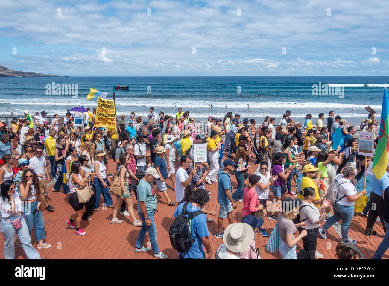 Gran Canaria, Canary Islands, Spain, 18th May 2025. Thousands of locals march along the seafront overlooking the city beach in Las Palmas, the capital of Gran Canaria. One of many protests throughout the Canary Islands calling for a freeze on tourist numbers and a more sustainable tourism policy. Holiday rental homes are also making it difficult for some locals to afford to rent property.  Credit: Alan Dawson/Alamy Live News Stock Photo