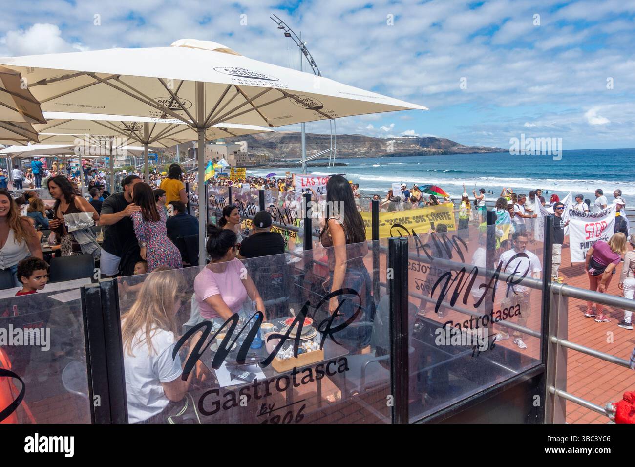 Gran Canaria, Canary Islands, Spain, 18th May 2025. Thousands of locals march along the seafront overlooking the city beach in Las Palmas, the capital of Gran Canaria. One of many protests throughout the Canary Islands calling for a freeze on tourist numbers and a more sustainable tourism policy. Holiday rental homes are also making it difficult for some locals to afford to rent property.  Credit: Alan Dawson/Alamy Live News Stock Photo