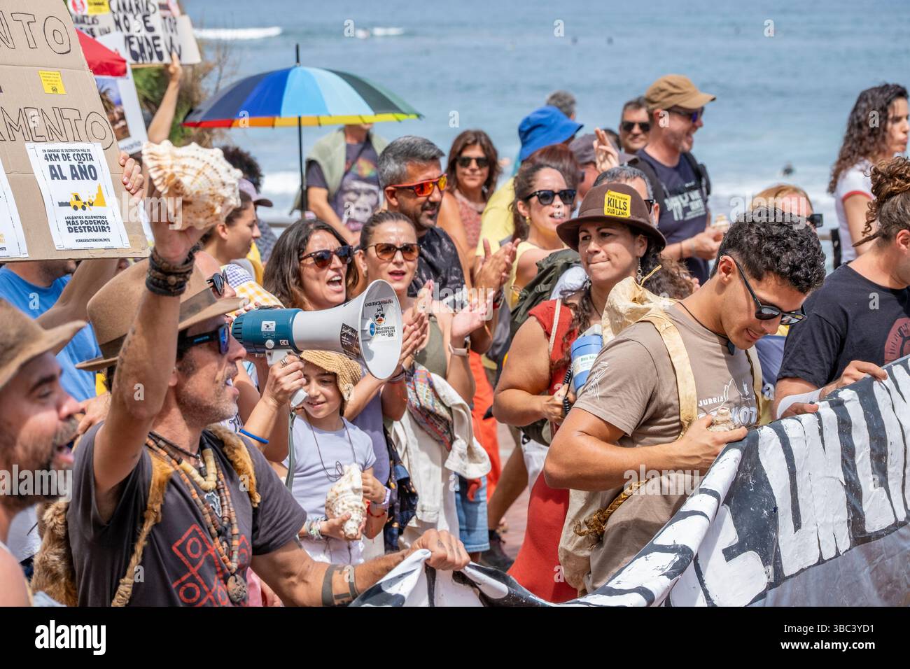 Gran Canaria, Canary Islands, Spain, 18th May 2025. Thousands of locals march along the seafront overlooking the city beach in Las Palmas, the capital of Gran Canaria. One of many protests throughout the Canary Islands calling for a freeze on tourist numbers and a more sustainable tourism policy. Holiday rental homes are also making it difficult for some locals to afford to rent property.  Credit: Alan Dawson/Alamy Live News Stock Photo