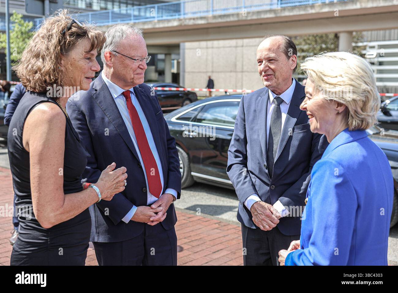 Feierstunde anlässlich des 60. Geburtstags der Medizinischen Hochschule Hannover MHH Ankunft und Begrüßung der Präsidentin der Europäischen Kommission, Dr. Ursula von der Leyen rechts, Stephan Weil Niedersächsischer Ministerpräsident Prof. Dr. Denise Hilfiker-Kleiner Präsidentin der MHH und Heiko von der Leyen Ehemann Carl-Neuberg-Straße 1, 30625 Ha Medizinischen Hochschule Hannove Niedersachsen, Region Hannover Germany *** Ceremony on the occasion of the 60th anniversary of Hannover Medical School MHH Arrival and welcome of the President of the European Commission, Dr Ursula von der Leyen rig Stock Photo