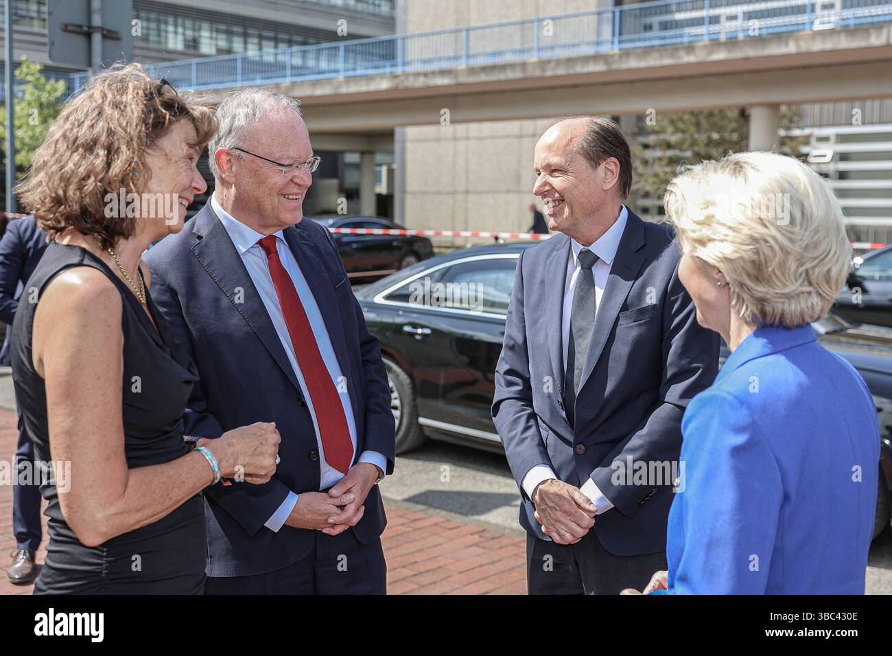Feierstunde anlässlich des 60. Geburtstags der Medizinischen Hochschule Hannover MHH Ankunft und Begrüßung der Präsidentin der Europäischen Kommission, Dr. Ursula von der Leyen rechts, Stephan Weil Niedersächsischer Ministerpräsident Prof. Dr. Denise Hilfiker-Kleiner Präsidentin der MHH und Heiko von der Leyen Ehemann Carl-Neuberg-Straße 1, 30625 Ha Medizinischen Hochschule Hannove Niedersachsen, Region Hannover Germany *** Ceremony on the occasion of the 60th anniversary of Hannover Medical School MHH Arrival and welcome of the President of the European Commission, Dr Ursula von der Leyen rig Stock Photo