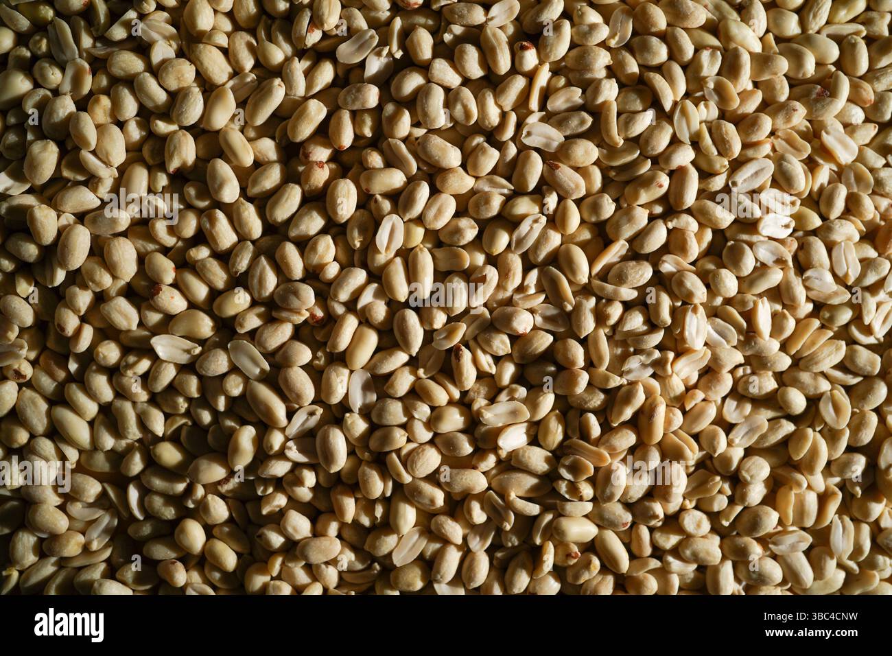 Raw Peanuts Without Shell Peanuts with and without shell hi-res stock photography and images - Alamy
