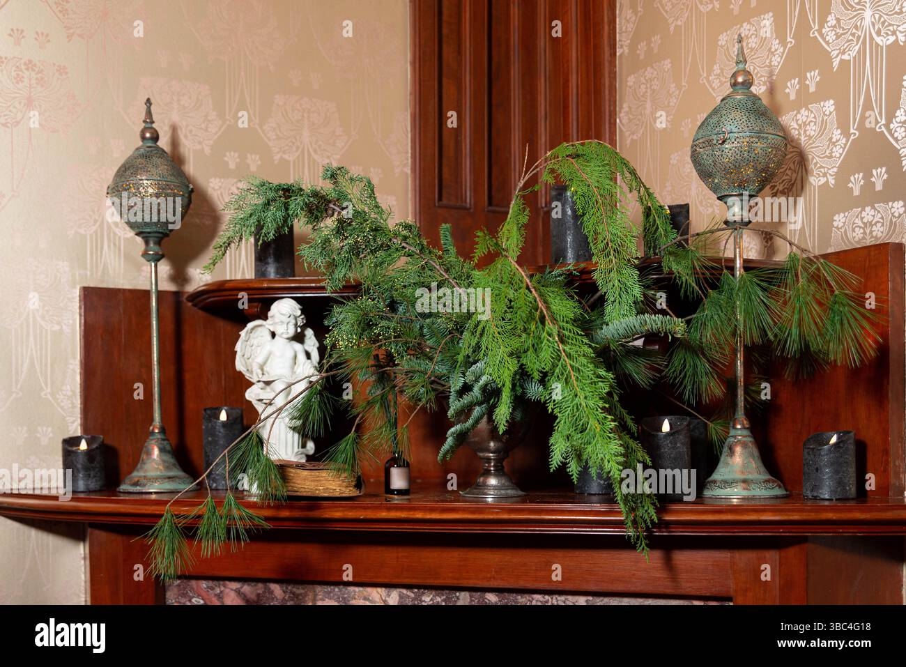 Fireplace mantel hi-res stock photography and images - Alamy