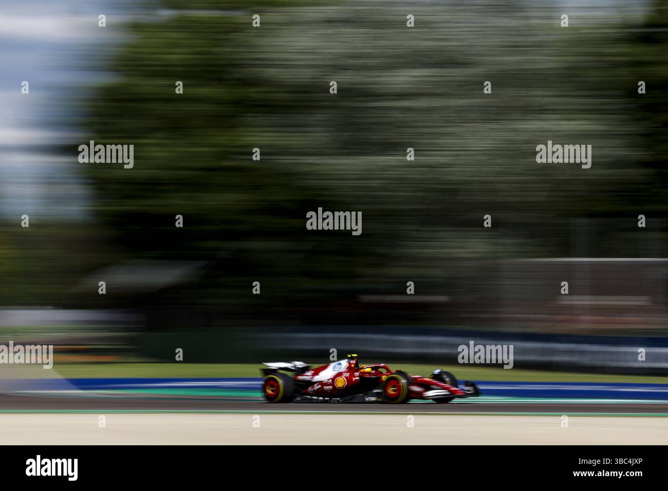 44 HAMILTON Lewis (gbr), Scuderia Ferrari SF-25, action during the Formula 1 AWS Gran Premio del Made in Italy e Dellâ??Emilia-Romagna 2025, Emilia Romagna Grand Prix 2025, 7th round of the 2025 FIA Formula One World Championship from May 16 to 18, 2025 on the Autodromo Internazionale Enzo e Dino Ferrari, in Imola, Italy Stock Photo