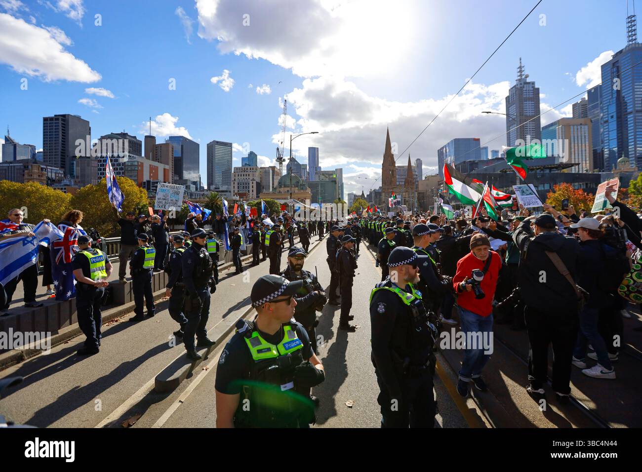 Pro-Palestinian and pro-Israeli supporters hold simultaneous protests ...