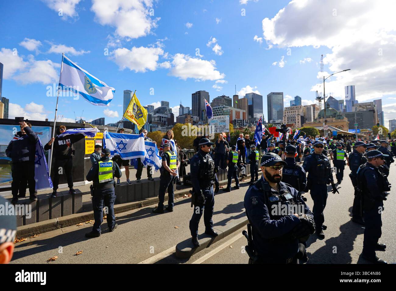 Pro-Palestinian and pro-Israeli supporters hold simultaneous protests ...