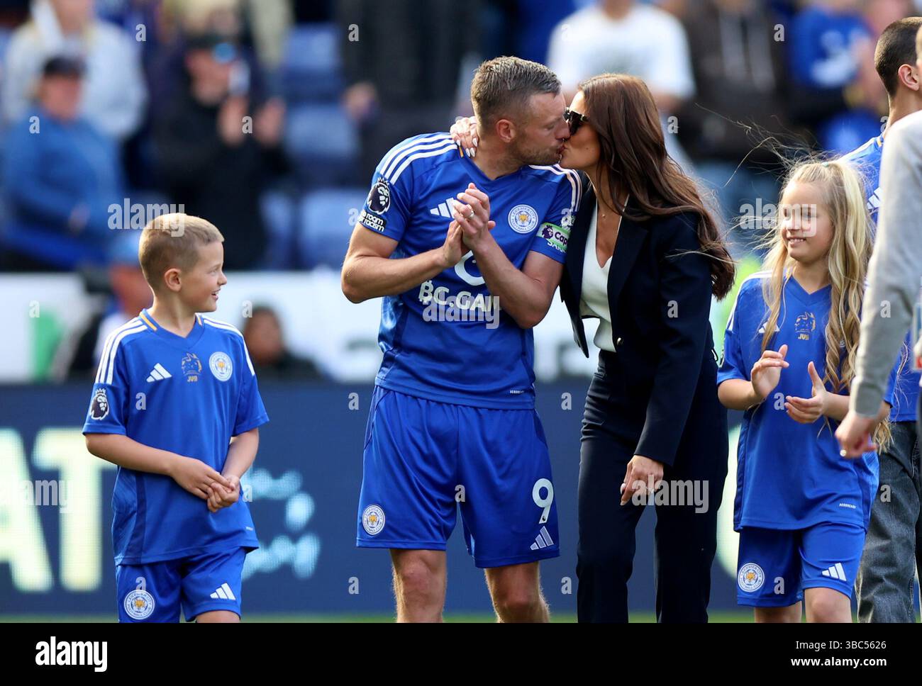 Leicester City s Jamie Vardy Kisses His Wife Rebekah Vardy On The Pitch leicester-city-s-jamie-vardy-kisses-his-wife-rebekah-vardy-on-the-pitch