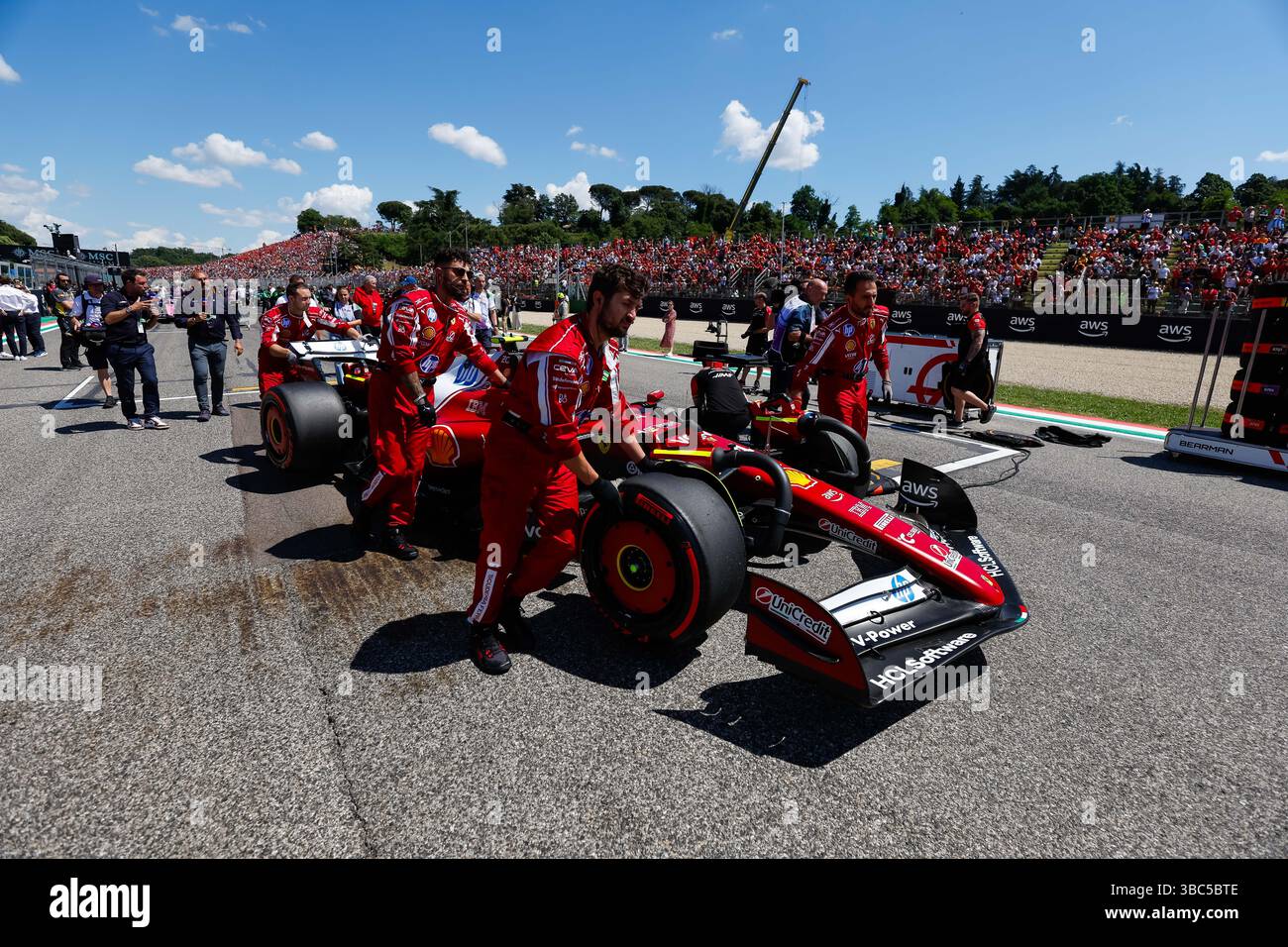 Imola, Italie. 18th May, 2025. 44 HAMILTON Lewis (gbr), Scuderia Ferrari SF-25, in the grid during the Formula 1 AWS Gran Premio del Made in Italy e Dell'Emilia-Romagna 2025, Emilia Romagna Grand Prix 2025, 7th round of the 2025 FIA Formula One World Championship from May 16 to 18, 2025 on the Autodromo Internazionale Enzo e Dino Ferrari, in Imola, Italy - Photo Javier Jimenez/DPPI Credit: DPPI Media/Alamy Live News Stock Photo