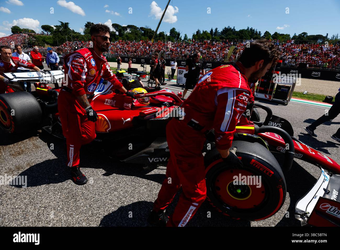 Imola, Italie. 18th May, 2025. 44 HAMILTON Lewis (gbr), Scuderia Ferrari SF-25, in the grid during the Formula 1 AWS Gran Premio del Made in Italy e Dell'Emilia-Romagna 2025, Emilia Romagna Grand Prix 2025, 7th round of the 2025 FIA Formula One World Championship from May 16 to 18, 2025 on the Autodromo Internazionale Enzo e Dino Ferrari, in Imola, Italy - Photo Javier Jimenez/DPPI Credit: DPPI Media/Alamy Live News Stock Photo