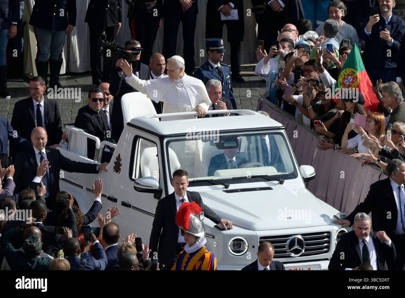 Vatican City Italy 18th May 2025 Pope Leo XIV Rides The Popemobile 