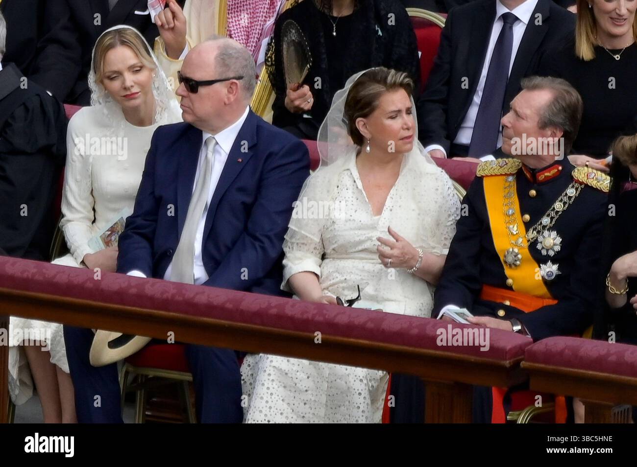 Fürst Albert II. von Monaco mit Ehefrau Charlene und Großherzog Henri von Luxemburg mit Ehefrau Großherzogin Maria Teresa von Luxemburg bei der Amtseinführung von Papst Leo XIV. auf dem Petersplatz. Vatikanstadt, 18.05.2025 *** Prince Albert II of Monaco with wife Charlene and Grand Duke Henri of Luxembourg with wife Grand Duchess Maria Teresa of Luxembourg at the inauguration of Pope Leo XIV in St. Peters Square Vatican City, 18 05 2025 Foto:xA.xM.xTinghinox/xFuturexImagex amtseinfuehrung 4244 Stock Photo