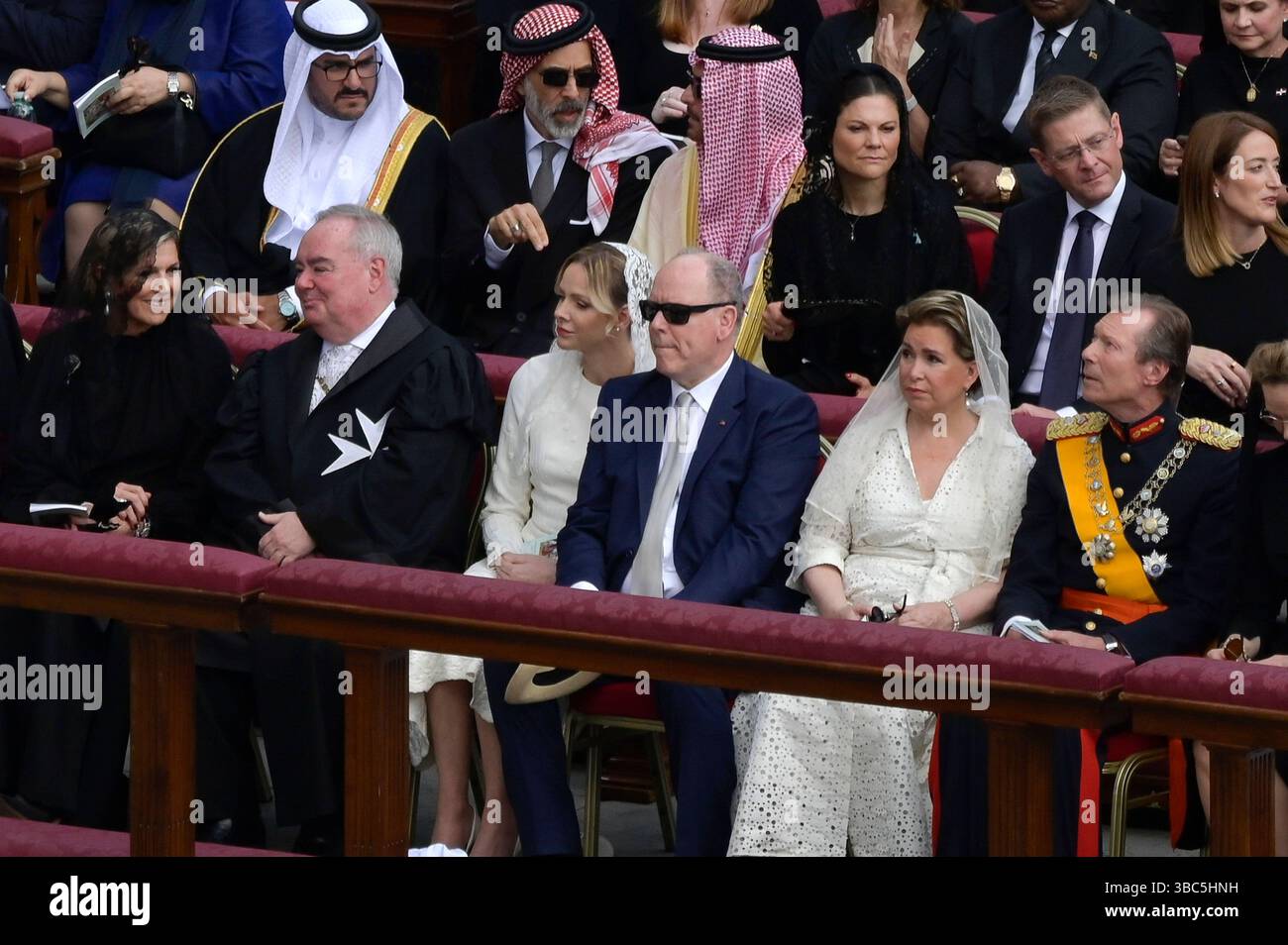 Fürst Albert II. von Monaco mit Ehefrau Charlene und Großherzog Henri von Luxemburg mit Ehefrau Großherzogin Maria Teresa von Luxemburg bei der Amtseinführung von Papst Leo XIV. auf dem Petersplatz. Vatikanstadt, 18.05.2025 *** Prince Albert II of Monaco with wife Charlene and Grand Duke Henri of Luxembourg with wife Grand Duchess Maria Teresa of Luxembourg at the inauguration of Pope Leo XIV in St. Peters Square Vatican City, 18 05 2025 Foto:xA.xM.xTinghinox/xFuturexImagex amtseinfuehrung 4243 Stock Photo