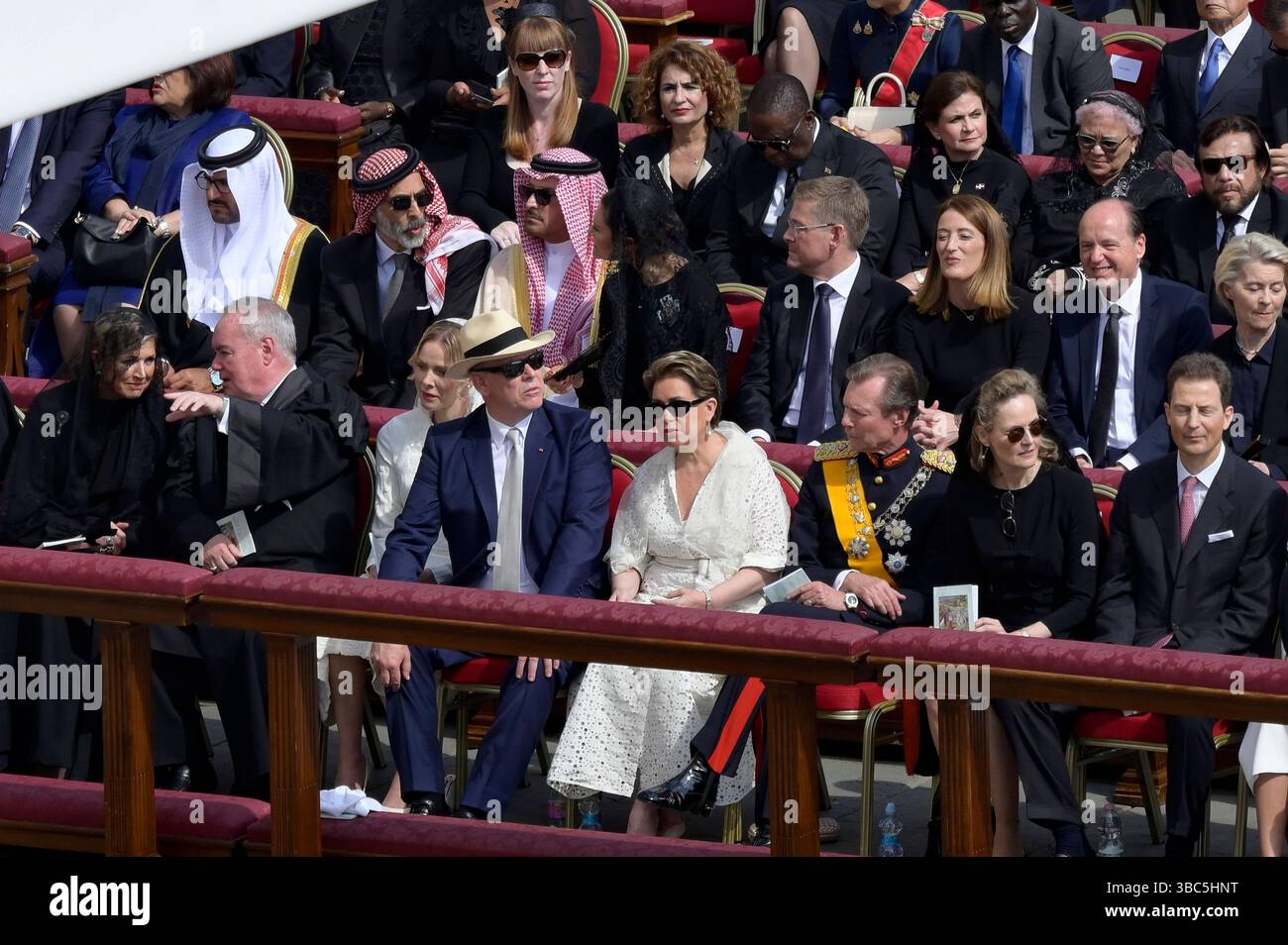 Fürst Albert II. von Monaco mit Ehefrau Charlene und Großherzog Henri von Luxemburg mit Ehefrau Großherzogin Maria Teresa von Luxemburg bei der Amtseinführung von Papst Leo XIV. auf dem Petersplatz. Vatikanstadt, 18.05.2025 *** Prince Albert II of Monaco with wife Charlene and Grand Duke Henri of Luxembourg with wife Grand Duchess Maria Teresa of Luxembourg at the inauguration of Pope Leo XIV in St. Peters Square Vatican City, 18 05 2025 Foto:xA.xM.xTinghinox/xFuturexImagex amtseinfuehrung 4312 Stock Photo