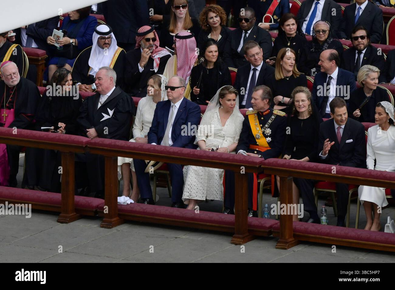 Fürst Albert II. von Monaco mit Ehefrau Charlene und Großherzog Henri von Luxemburg mit Ehefrau Großherzogin Maria Teresa von Luxemburg bei der Amtseinführung von Papst Leo XIV. auf dem Petersplatz. Vatikanstadt, 18.05.2025 *** Prince Albert II of Monaco with wife Charlene and Grand Duke Henri of Luxembourg with wife Grand Duchess Maria Teresa of Luxembourg at the inauguration of Pope Leo XIV in St. Peters Square Vatican City, 18 05 2025 Foto:xA.xM.xTinghinox/xFuturexImagex amtseinfuehrung 4241 Stock Photo