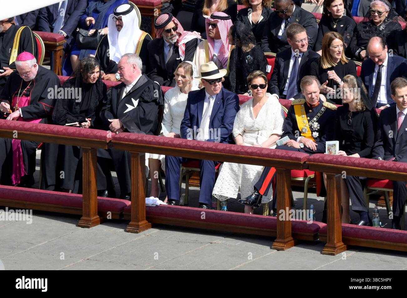 Fürst Albert II. von Monaco mit Ehefrau Charlene und Großherzog Henri von Luxemburg mit Ehefrau Großherzogin Maria Teresa von Luxemburg bei der Amtseinführung von Papst Leo XIV. auf dem Petersplatz. Vatikanstadt, 18.05.2025 *** Prince Albert II of Monaco with wife Charlene and Grand Duke Henri of Luxembourg with wife Grand Duchess Maria Teresa of Luxembourg at the inauguration of Pope Leo XIV in St. Peters Square Vatican City, 18 05 2025 Foto:xA.xM.xTinghinox/xFuturexImagex amtseinfuehrung 4304 Stock Photo