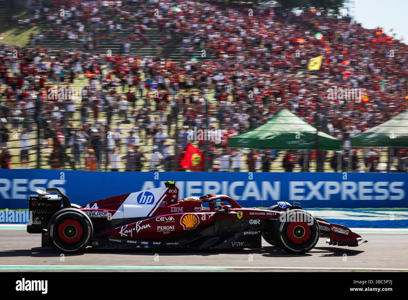 44 HAMILTON Lewis (gbr), Scuderia Ferrari SF-25, action during the Formula 1 AWS Gran Premio del Made in Italy e Dellâ??Emilia-Romagna 2025, Emilia Romagna Grand Prix 2025, 7th round of the 2025 FIA Formula One World Championship from May 16 to 18, 2025 on the Autodromo Internazionale Enzo e Dino Ferrari, in Imola, Italy Stock Photo