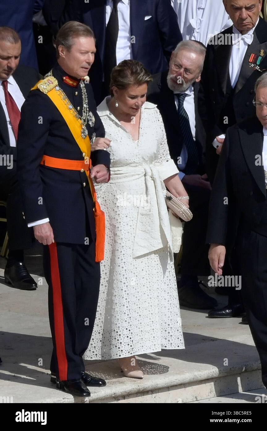 Großherzog Henri von Luxemburg mit Ehefrau Großherzogin Maria Teresa von Luxemburg bei der Amtseinführung von Papst Leo XIV. auf dem Petersplatz. Vatikanstadt, 18.05.2025 *** Grand Duke Henri of Luxembourg with his wife Grand Duchess Maria Teresa of Luxembourg at the inauguration of Pope Leo XIV in St. Peters Square, Vatican City, 18 05 2025 Foto:xA.xM.xTinghinox/xFuturexImagex amtseinfuehrung 4006 Stock Photo