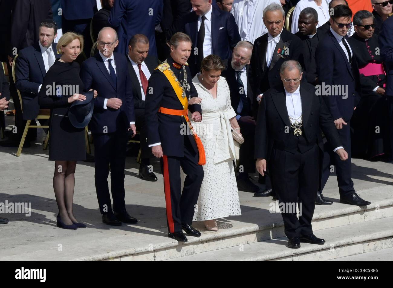 Großherzog Henri von Luxemburg mit Ehefrau Großherzogin Maria Teresa von Luxemburg bei der Amtseinführung von Papst Leo XIV. auf dem Petersplatz. Vatikanstadt, 18.05.2025 *** Grand Duke Henri of Luxembourg with his wife Grand Duchess Maria Teresa of Luxembourg at the inauguration of Pope Leo XIV in St. Peters Square, Vatican City, 18 05 2025 Foto:xA.xM.xTinghinox/xFuturexImagex amtseinfuehrung 4007 Stock Photo
