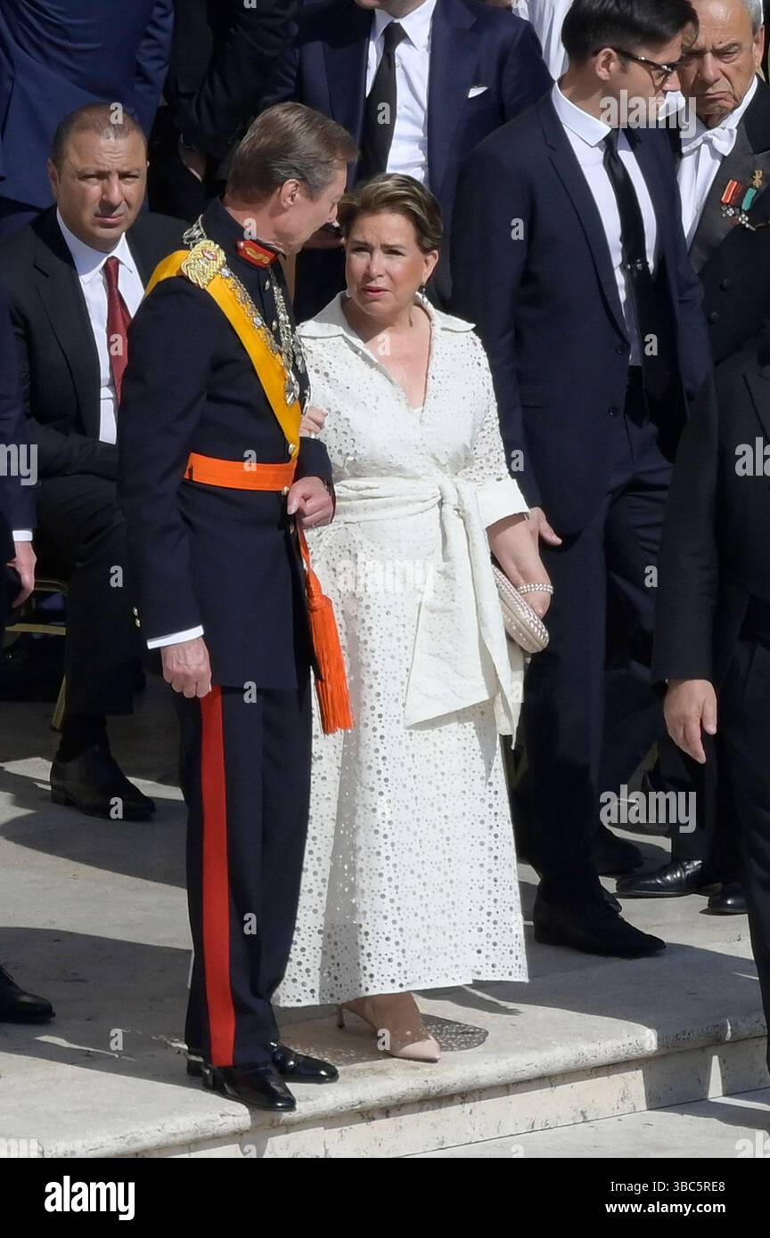 Großherzog Henri von Luxemburg mit Ehefrau Großherzogin Maria Teresa von Luxemburg bei der Amtseinführung von Papst Leo XIV. auf dem Petersplatz. Vatikanstadt, 18.05.2025 *** Grand Duke Henri of Luxembourg with his wife Grand Duchess Maria Teresa of Luxembourg at the inauguration of Pope Leo XIV in St. Peters Square, Vatican City, 18 05 2025 Foto:xA.xM.xTinghinox/xFuturexImagex amtseinfuehrung 4005 Stock Photo