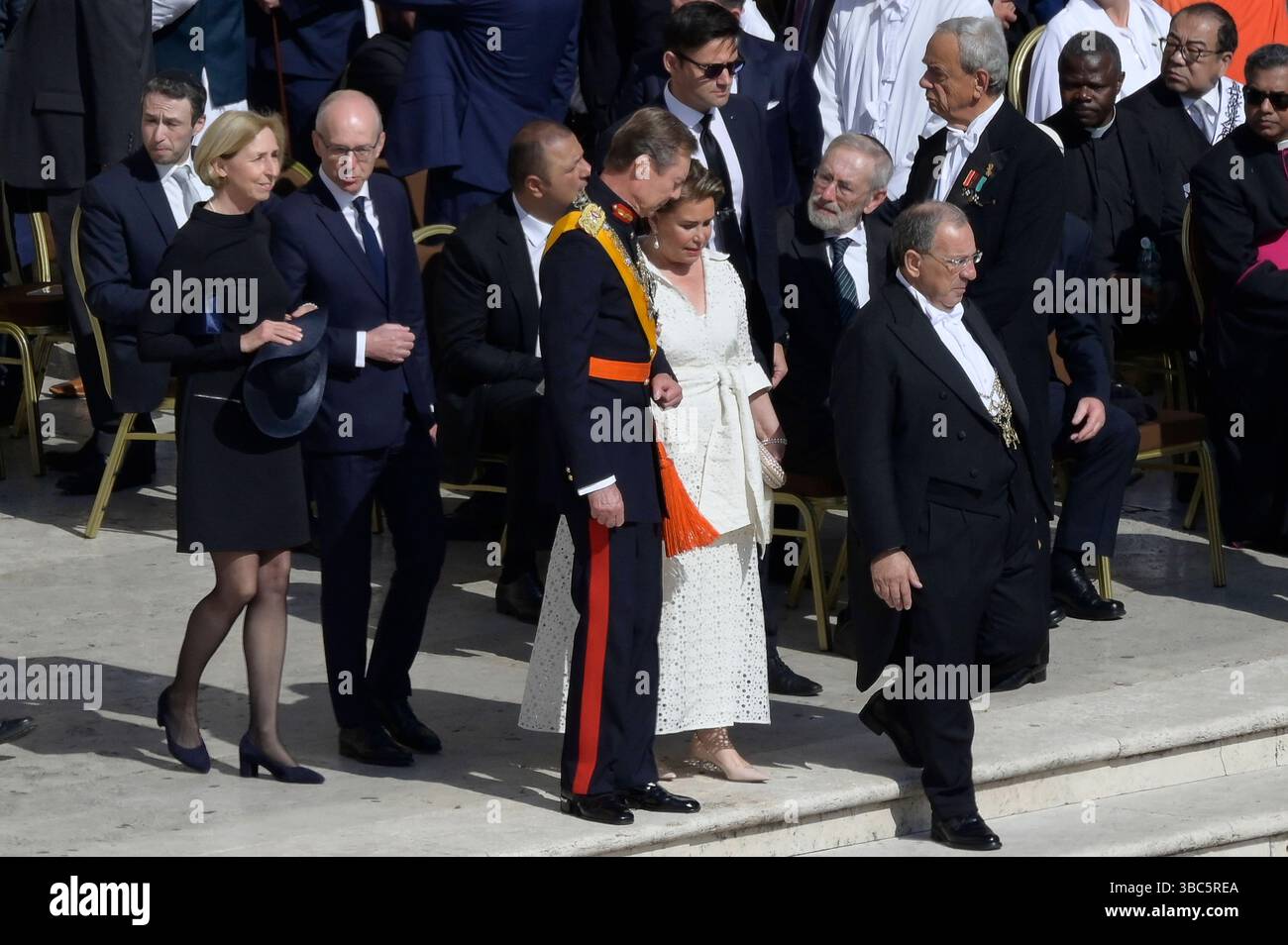 Großherzog Henri von Luxemburg mit Ehefrau Großherzogin Maria Teresa von Luxemburg bei der Amtseinführung von Papst Leo XIV. auf dem Petersplatz. Vatikanstadt, 18.05.2025 *** Grand Duke Henri of Luxembourg with his wife Grand Duchess Maria Teresa of Luxembourg at the inauguration of Pope Leo XIV in St. Peters Square, Vatican City, 18 05 2025 Foto:xA.xM.xTinghinox/xFuturexImagex amtseinfuehrung 4003 Stock Photo