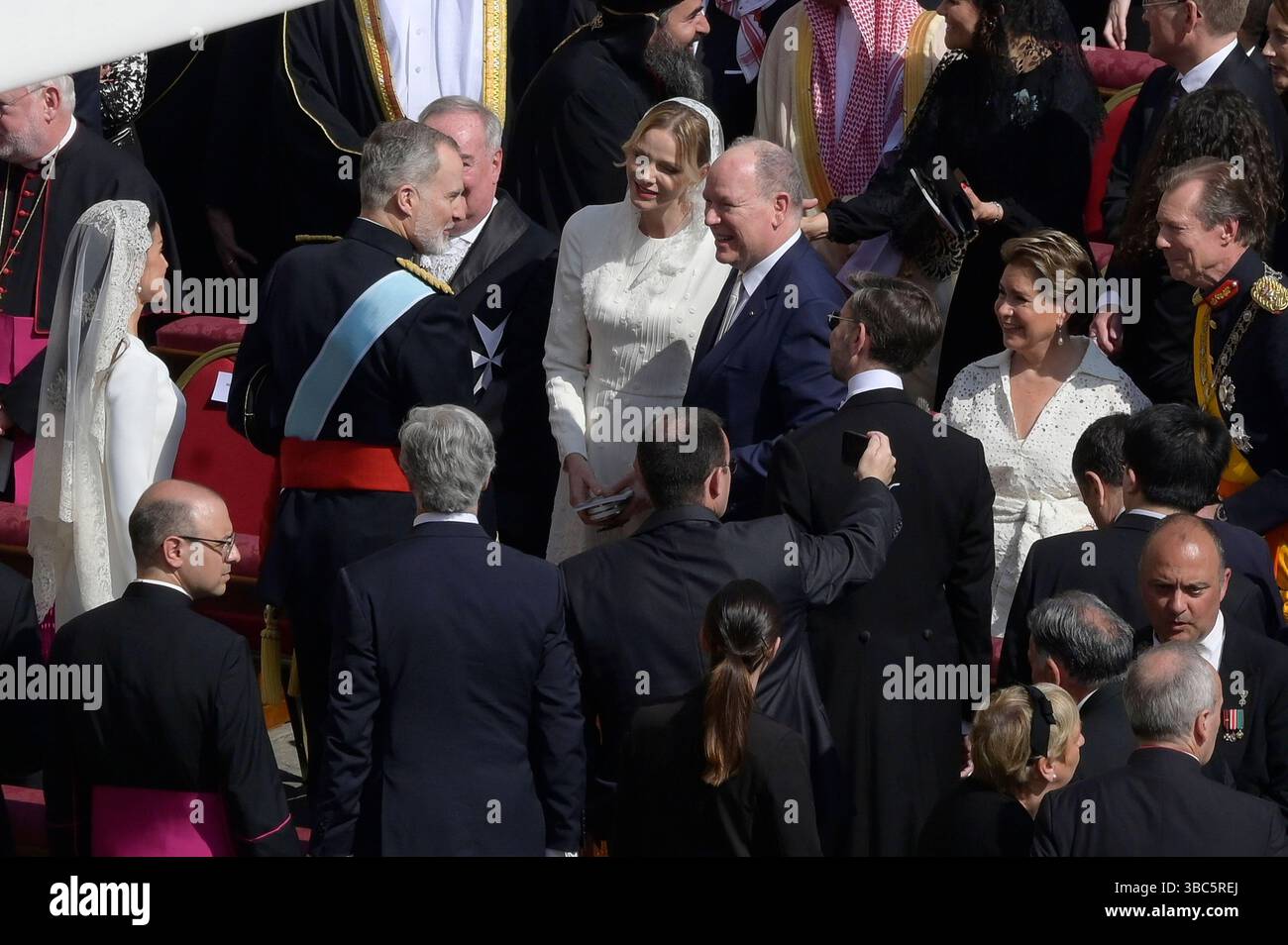 Königin Letizia von Spanien, König Felipe VI. von Spanien, Fürst Albert II. von Monaco mit Ehefrau Charlene und Großherzog Henri von Luxemburg mit Ehefrau Großherzogin Maria Teresa von Luxemburg bei der Amtseinführung von Papst Leo XIV. auf dem Petersplatz.Vatikanstadt, 18.05.2025 *** Queen Letizia of Spain, King Felipe VI of Spain, Prince Albert II of Monaco with wife Charlene and Grand Duke Henri of Luxembourg with wife Grand Duchess Maria Teresa of Luxembourg at the inauguration of Pope Leo XIV in St. Peters Square, Vatican City, 18 05 2025 Foto:xA.xM.xTinghinox/xFuturexImagex amtseinfuehru Stock Photo