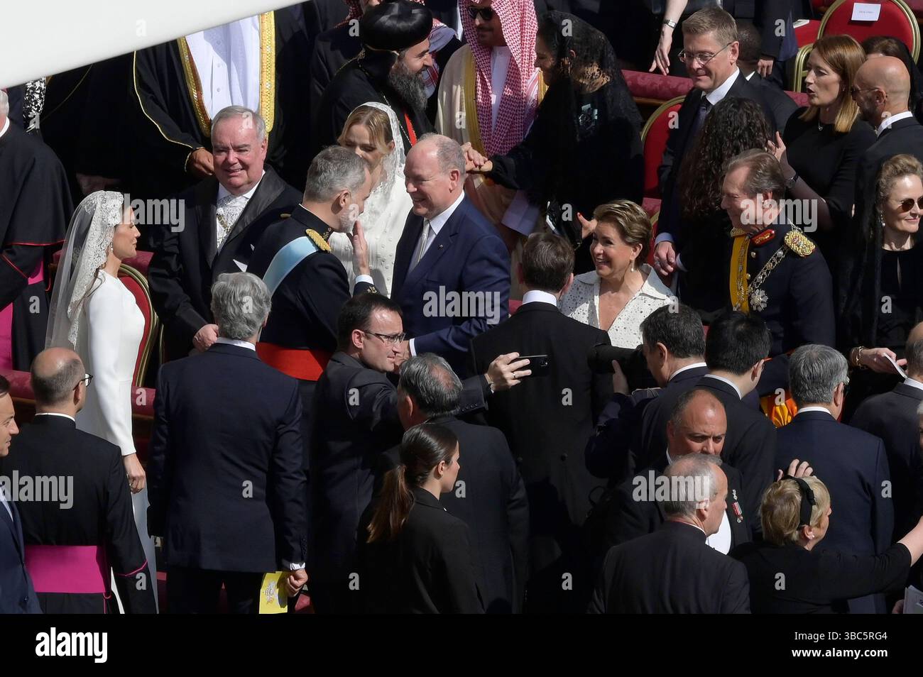 Königin Letizia von Spanien, König Felipe VI. von Spanien, Fürst Albert II. von Monaco mit Ehefrau Charlene und Großherzog Henri von Luxemburg mit Ehefrau Großherzogin Maria Teresa von Luxemburg bei der Amtseinführung von Papst Leo XIV. auf dem Petersplatz.Vatikanstadt, 18.05.2025 *** Queen Letizia of Spain, King Felipe VI of Spain, Prince Albert II of Monaco with wife Charlene and Grand Duke Henri of Luxembourg with wife Grand Duchess Maria Teresa of Luxembourg at the inauguration of Pope Leo XIV in St. Peters Square, Vatican City, 18 05 2025 Foto:xA.xM.xTinghinox/xFuturexImagex amtseinfuehru Stock Photo