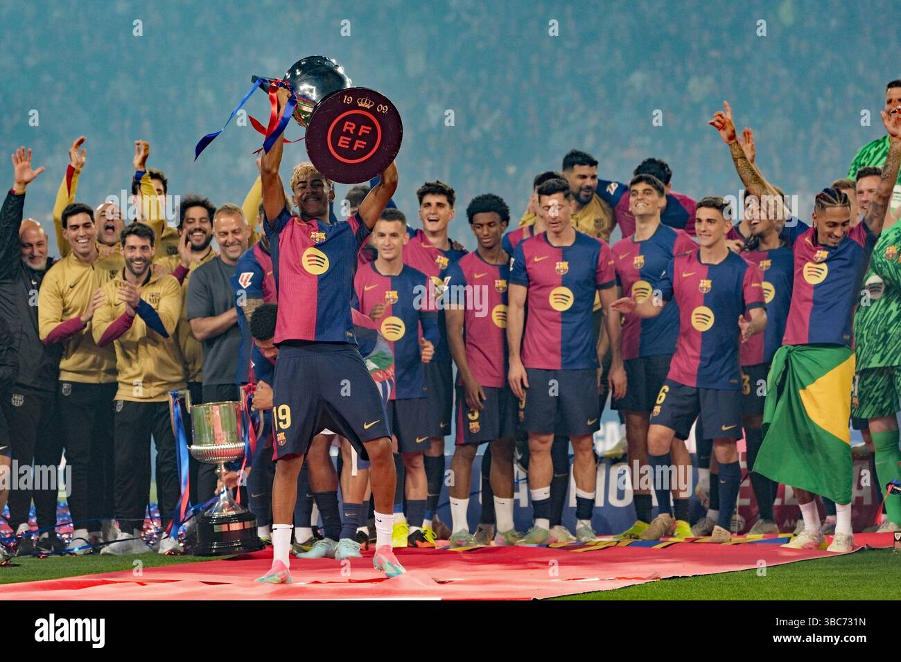 Lamine Yamal Barcelona La Liga Trophy Hi res Stock Photography And 