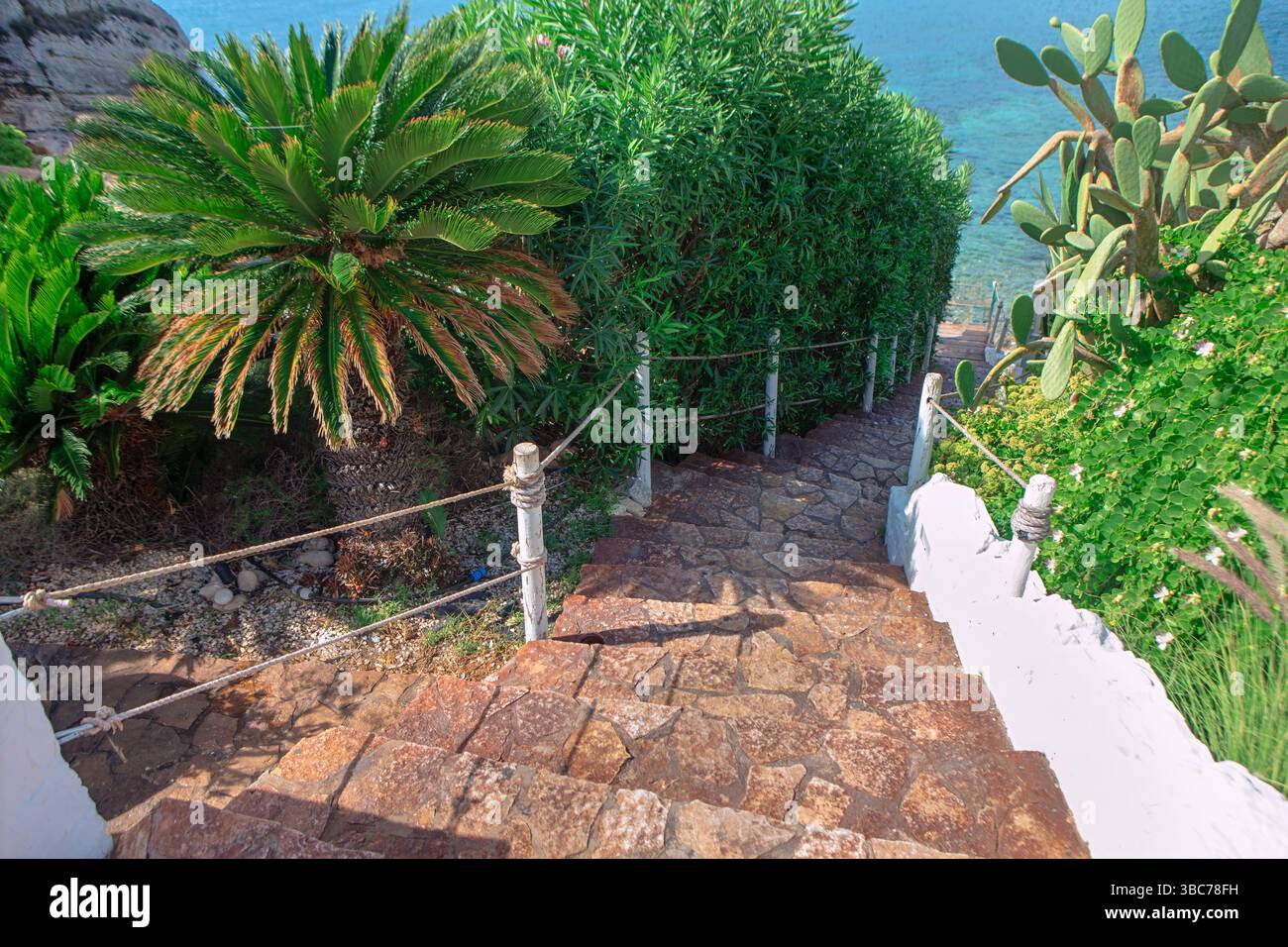 Stone pathway rope railing hi-res stock photography and images - Alamy
