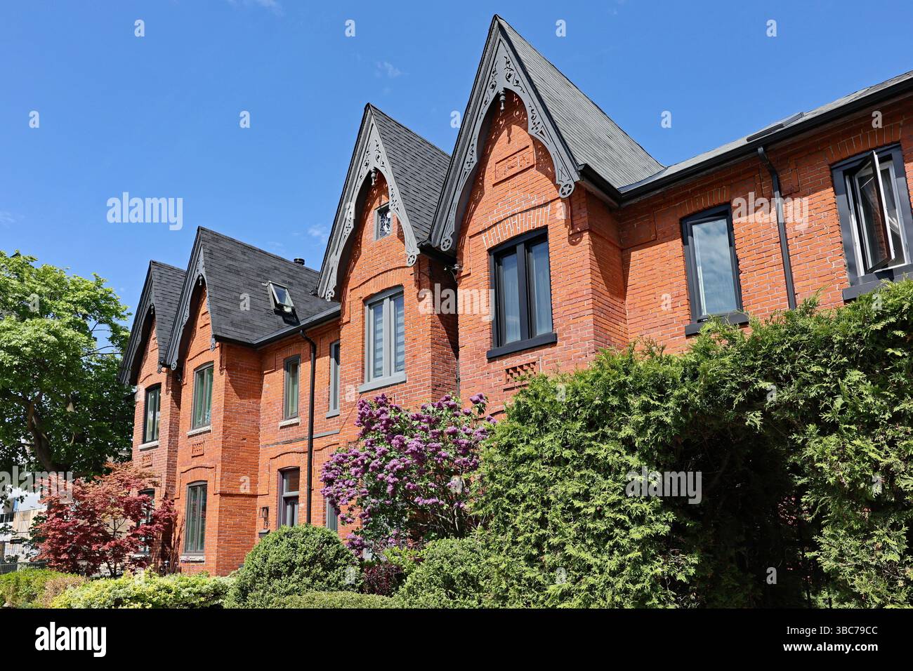 Narrow row house hi-res stock photography and images - Alamy