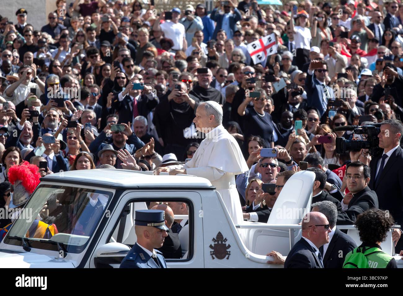 Vatican City Vatican 18 May 2025 Pope Leo XIV Arrives In Popemobile 