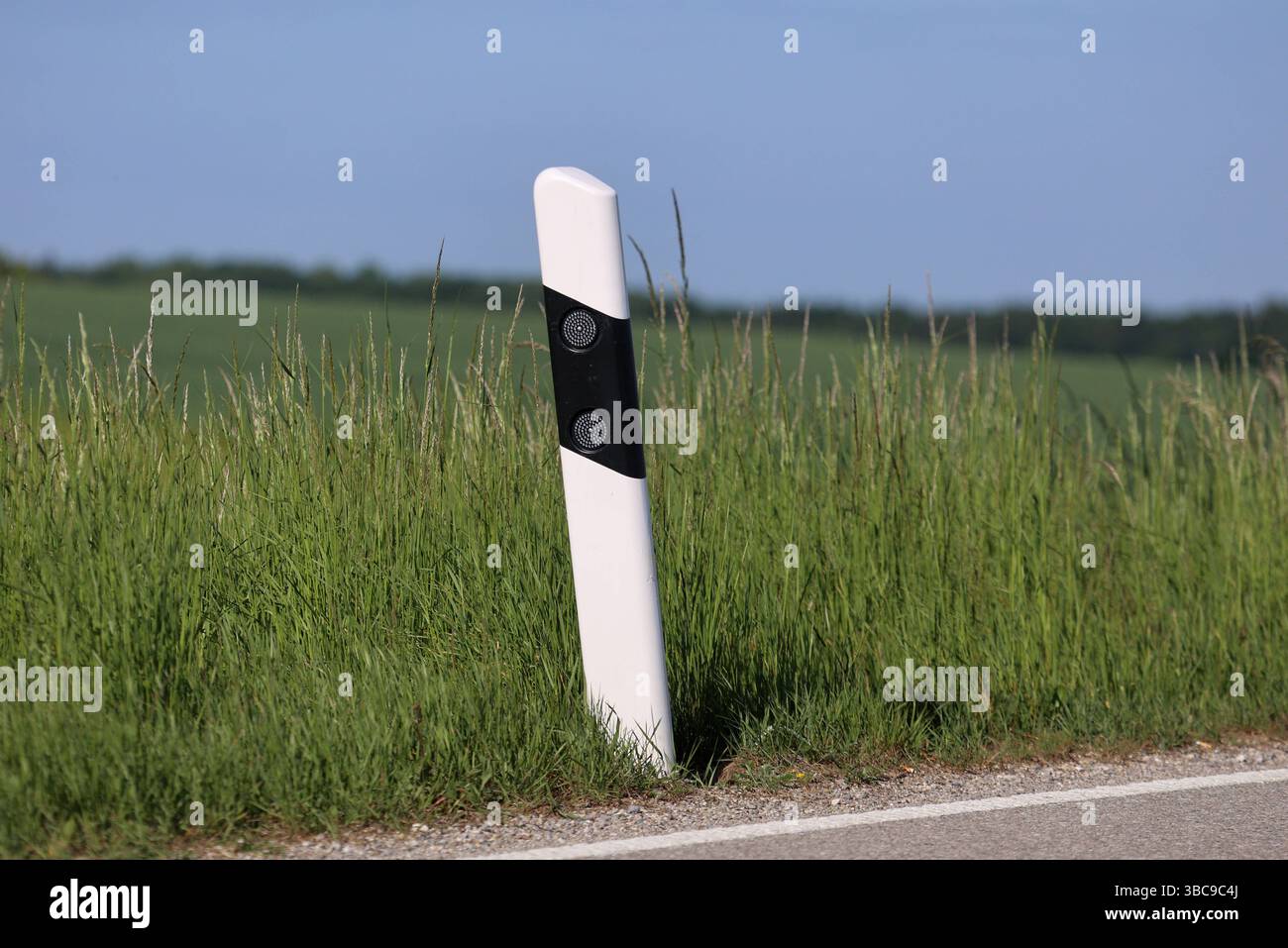 hier-im-bild-leitpfosten-am-strassenrand-hi-res-stock-photography-and