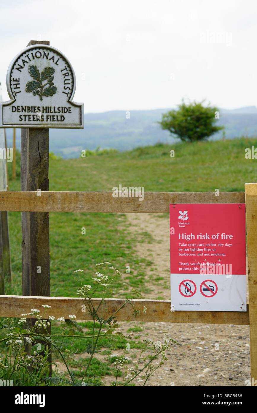 High Fire Risk Sign at Denbies Hillside Steers Field Entrance Gate ...