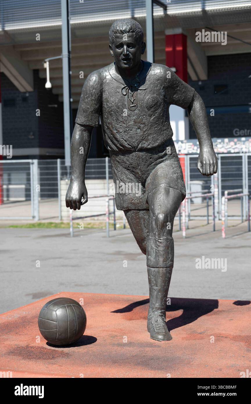 Eine Statue von Helmut Rahn, Bronze, Denkmal vor dem Stadion an der ...