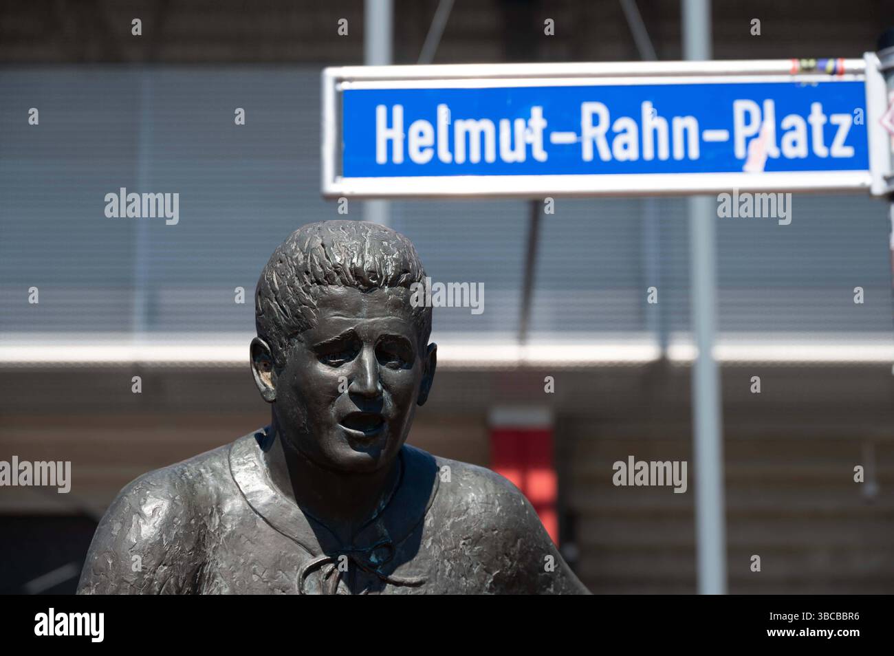 Eine Statue von Helmut Rahn, Bronze, Denkmal vor dem Stadion an der ...