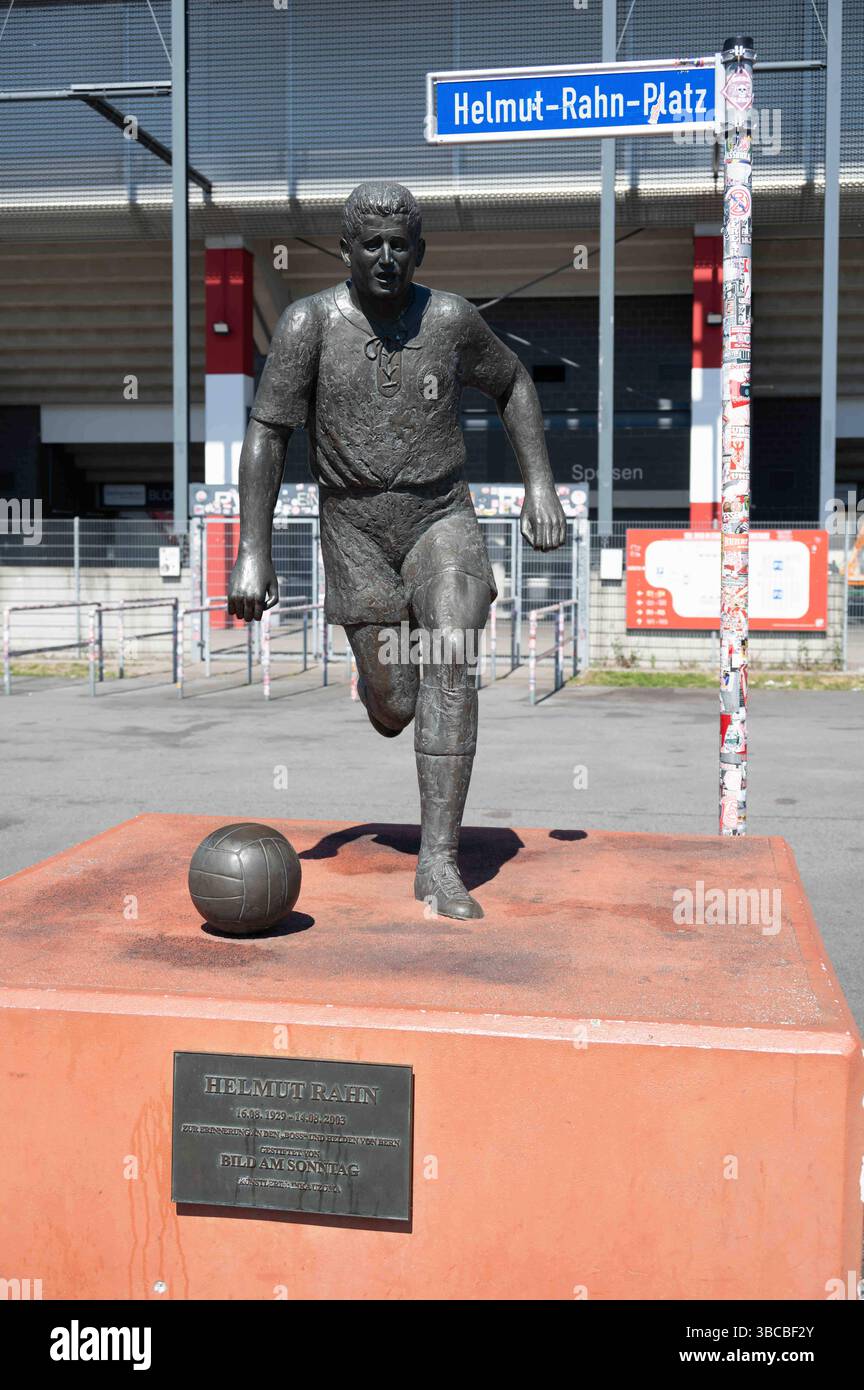 Eine Statue von Helmut Rahn, Bronze, Denkmal vor dem Stadion an der ...